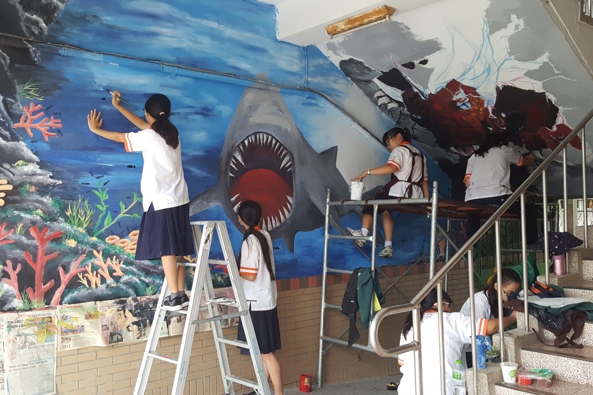 彰安國中美術班的孩子進行校園校園壁畫彩繪，妝點校園藝術氛圍